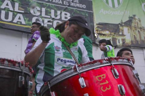 La dama del bombo es la seguidora más fiel de Antigua GFC 