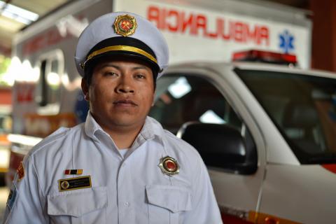 Henry Hernández, un bombero ejemplar que no conoce los límites