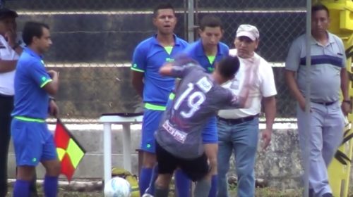 Polémica: futbolista asegura que árbitro lo agrede luego de expulsarlo