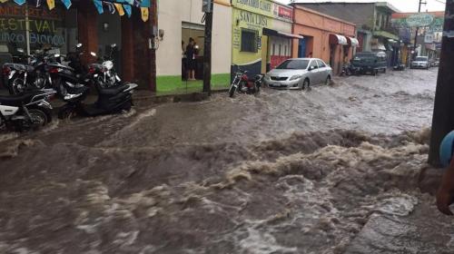 Impresionantes imágenes de inundación en una calle de Chiquimula