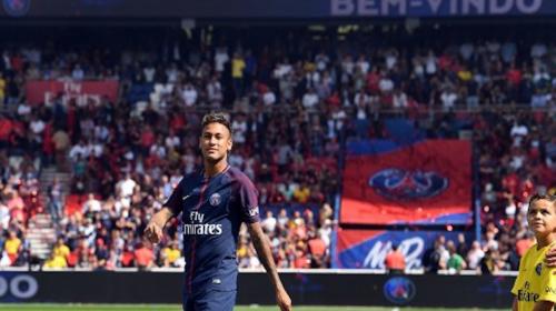 Piden lesionar a Neymar en su debut con el París Saint-Germain