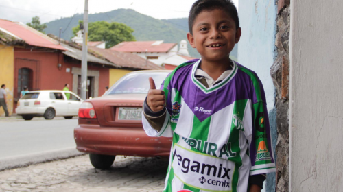 El aficionado más fiel de Antigua GFC recibe un regalo inolvidable