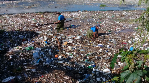 Lluvias continúan llevando basura al lago de Amatitlán