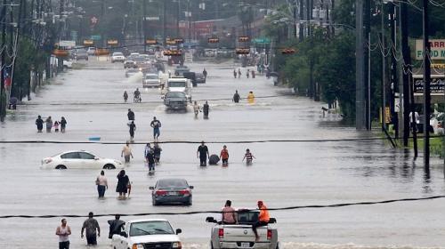 Tuit viral permite rescate de ancianos de una casa inundada en Texas