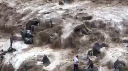 Impresionante rescate de hombre atrapado en un río en Villa Nueva