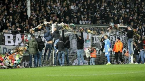 Suspenden un juego de fútbol por una lluvia de peluches