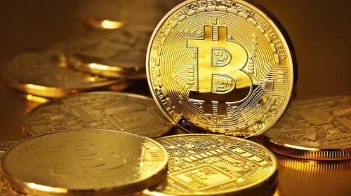 Bitcoin rompe récord de $15 mil y "hackers" roban $71 millones