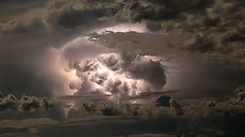 "Discoteca extraterrestre": video de tormenta eléctrica genera asombro