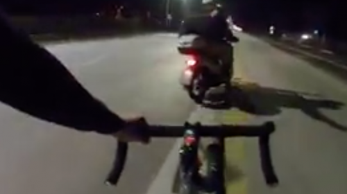 La insólita venganza de un ciclista contra motorista se hace viral