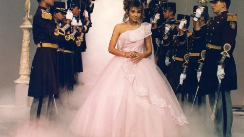 Thalía se viste de "Quinceañera" de nuevo para presentar su documental