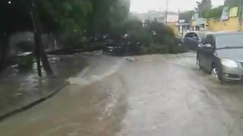 Lluvia provoca inundación de la calle principal de Amatitlán 