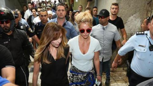 Britney Spears enloquece a fans en su visita al Muro de los Lamentos