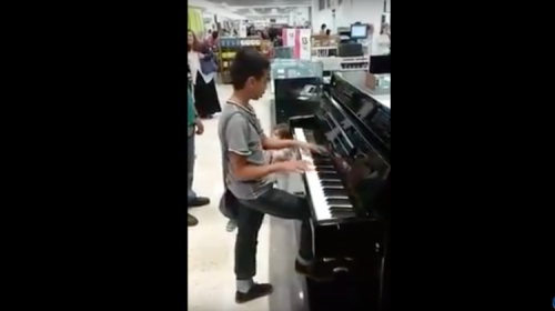 Niño prodigio que toca el piano en una tienda de México asombra