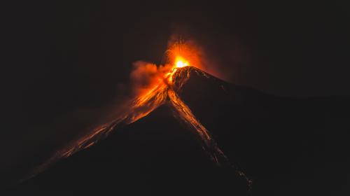 Erupción del volcán de Fuego dejó un espectáculo nocturno 