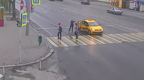 Pasajero de un taxi golpea a transeúntes que cruzaban un paso peatonal