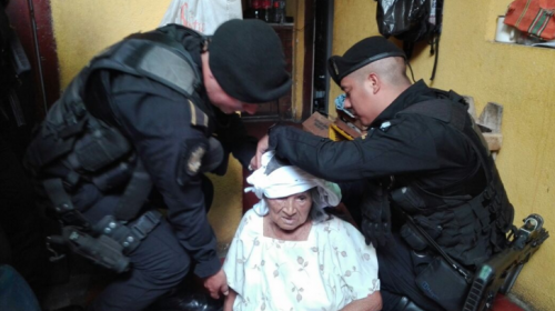 La heroica reacción de dos policías para salvar a una anciana