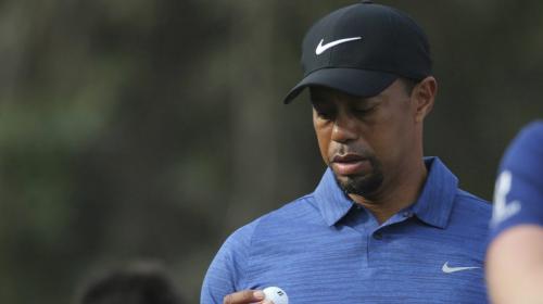 Tiger Woods aparece confundido y tropieza en el video de su arresto