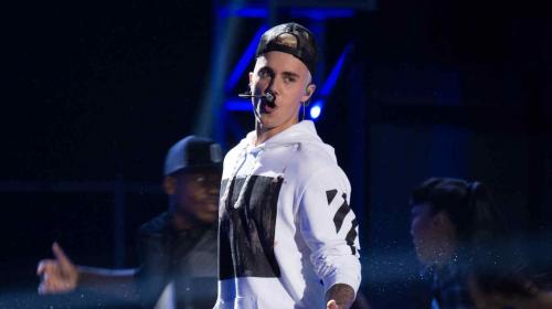 Justin Bieber recibe un botellazo por no cantar “Despacito”