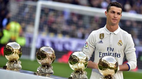 Así usa el hijo de Cristiano Ronaldo los balones de oro de su padre