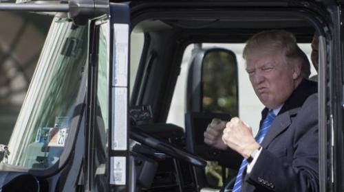 Trump se sube a un tráiler, se divierte como niño y es blanco de memes