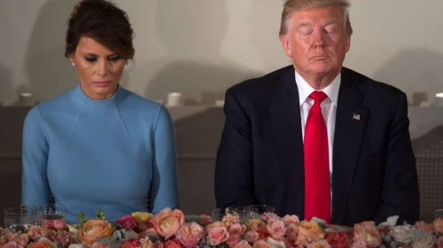 ¿Error o confesión? Melania Trump da "like" a crítica contra su esposo