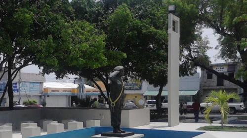 Derriban estatua de Hugo Chávez en Venezuela