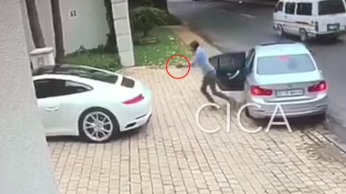 Hombre evita el robo de su Porsche con una rápida maniobra