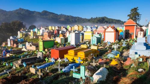 Nat Geo define al cementerio de Chichicastenango como el más colorido