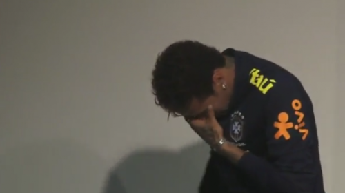 Neymar llora frente a la prensa mientras su técnico lo defiende