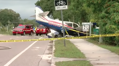 Captan impresionante video de una avioneta al chocar en una carretera