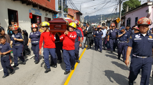 Rinden honras fúnebres al bombero que falleció en un accidente