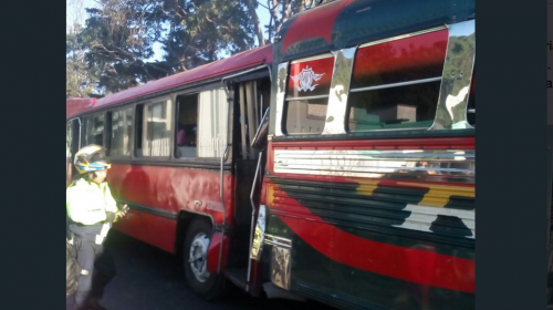 Fuerte accidente de buses deja a diez personas heridas