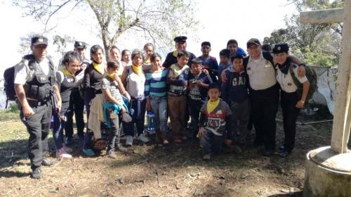 ¿Qué hace un grupo de niños con agentes de PNC en el volcán de Agua?