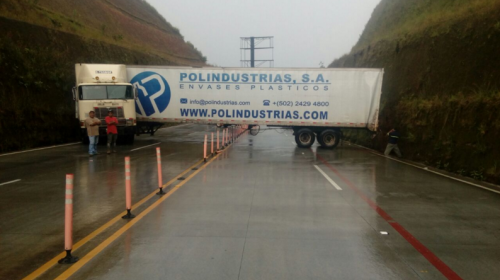 Camión bloquea los cuatro carriles de la Vía Alterna al Sur