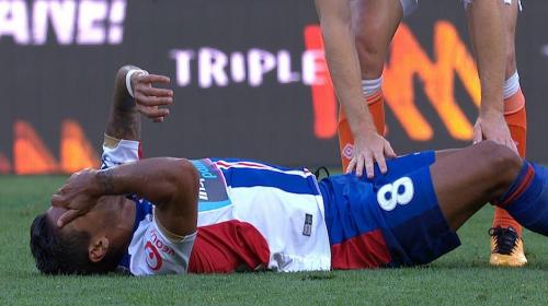 Jugador del Newcastle sufre una espeluznante lesión durante partido