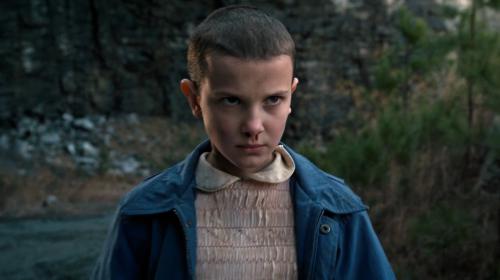 ¡Irreconocible! Así desfiló "Eleven", la estrella de "Stranger Things"