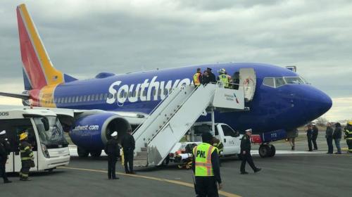 Mujer muere tras ser "succionada" afuera de un avión durante un vuelo