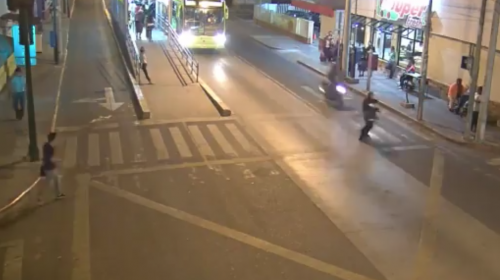 Video: motorista no respeta semáforo y atropella a dos peatones