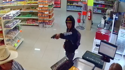 Hombre frustra un asalto a mano armada en un supermercado