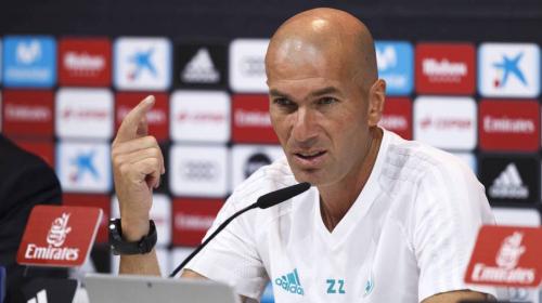 Zidane se "quita la camisola" y elogia a Iniesta tras su despedida
