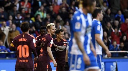 Árbitro observa el golazo de Coutinho desde el suelo