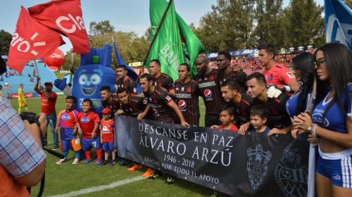 Municipal juega vestido de negro en memoria de Álvaro Arzú