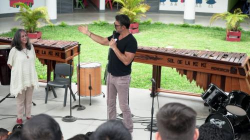 Ricardo Arjona sigue en Guatemala y pasó su tiempo con estudiantes