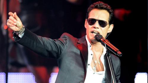 Marc Anthony toma teléfono de guatemalteca y graba un video