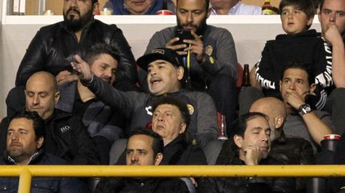 Maradona agrede a aficionados tras perder final con Dorados