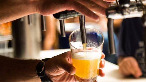Estudios afirman que beber cerveza sí tiene sus beneficios