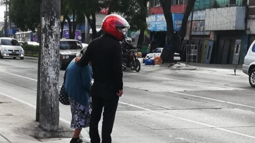 Repartidor de comida ayuda a una abuelita a cruzar la Calle Martí