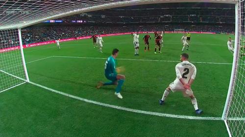 La tremenda doble atajada de Courtois que salvó al Real Madrid
