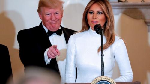 Melania Trump llama la atención con un ajustado vestido blanco