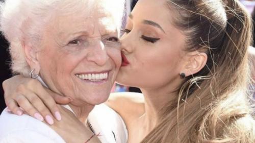 Ariana Grande acompaña a su abuelita de 95 años a tatuarse 